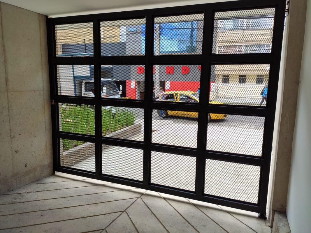 portón de parqueadero