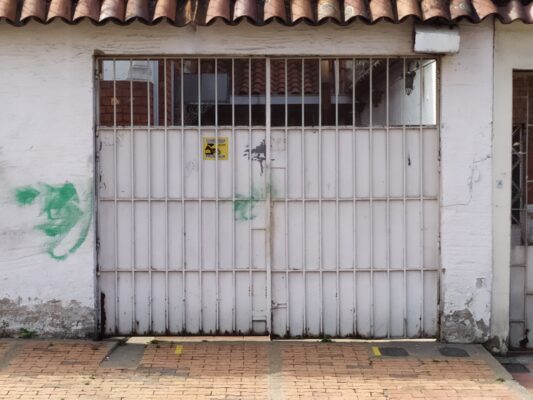 portón pasado de moda