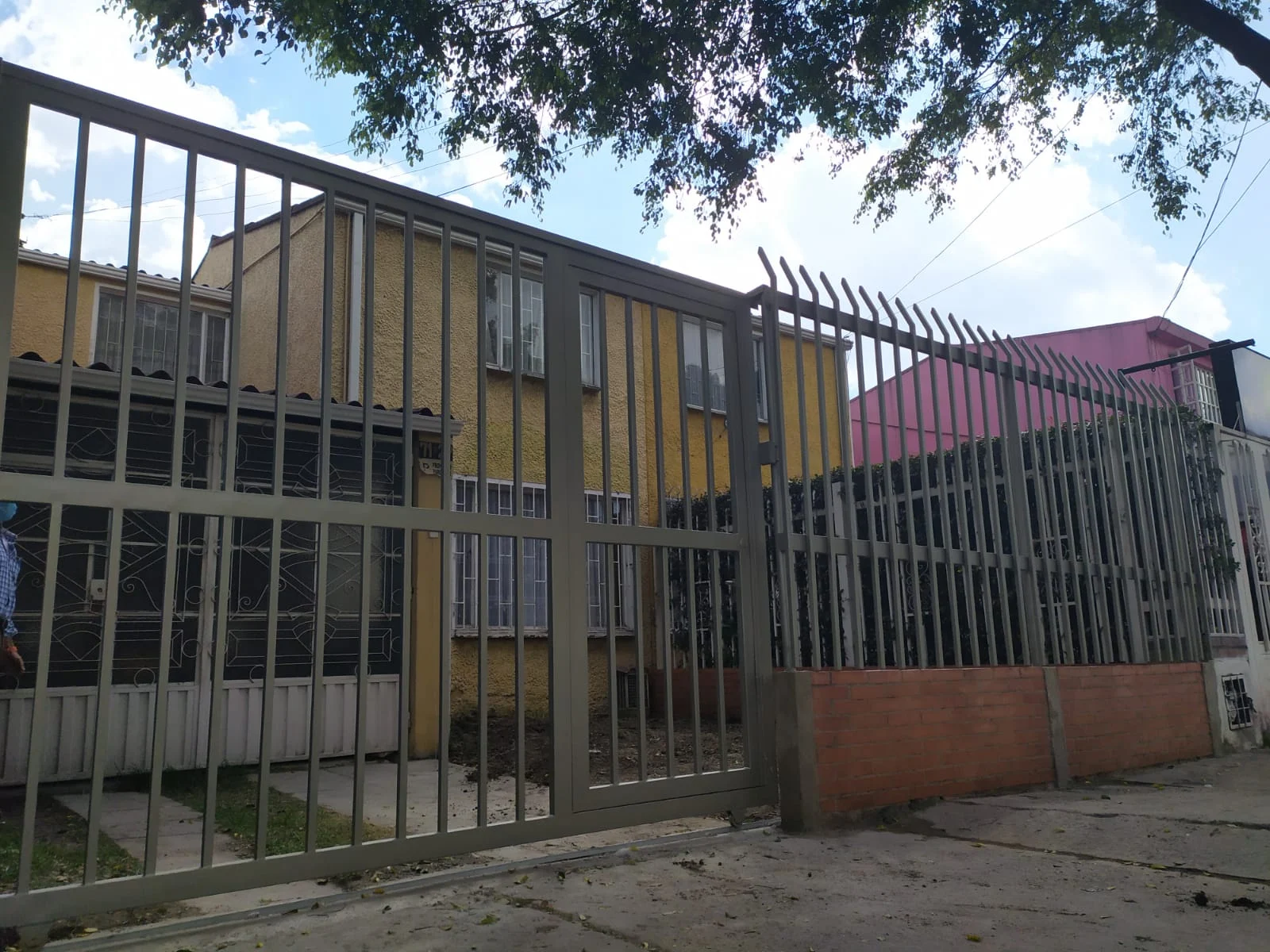 Cerramiento perimetral metálico de barrotes con remate en punta