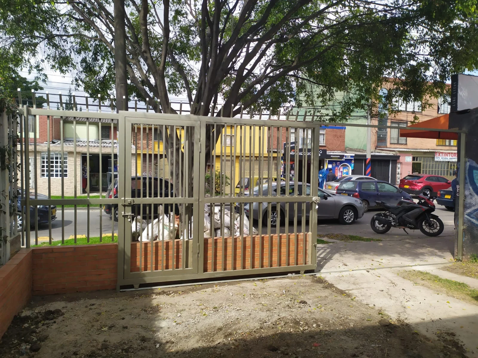 Cerramiento metálico de barrotes altos en antejardín