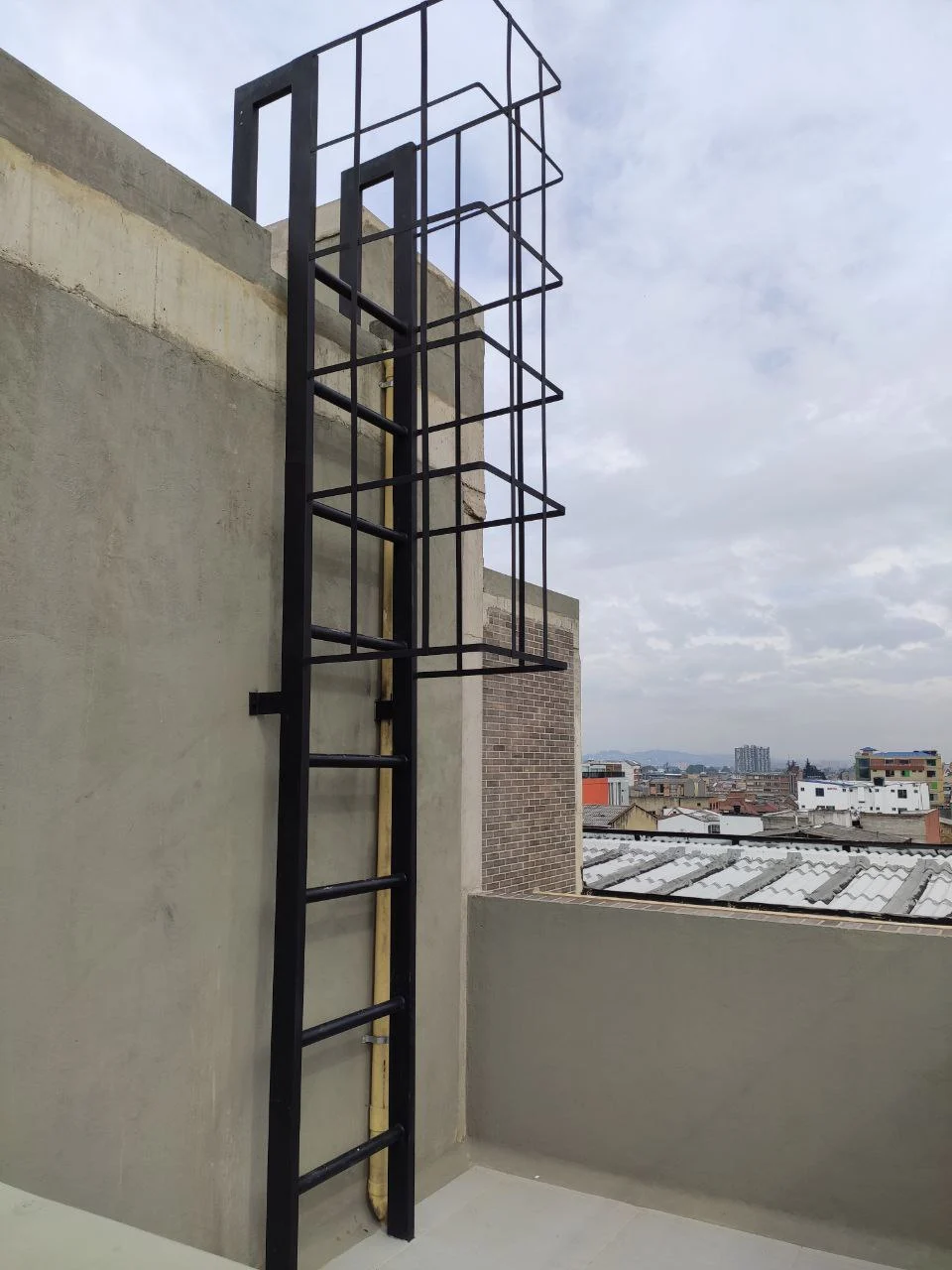 Escaleras metálicas en Bogotá — Comando Construcciones