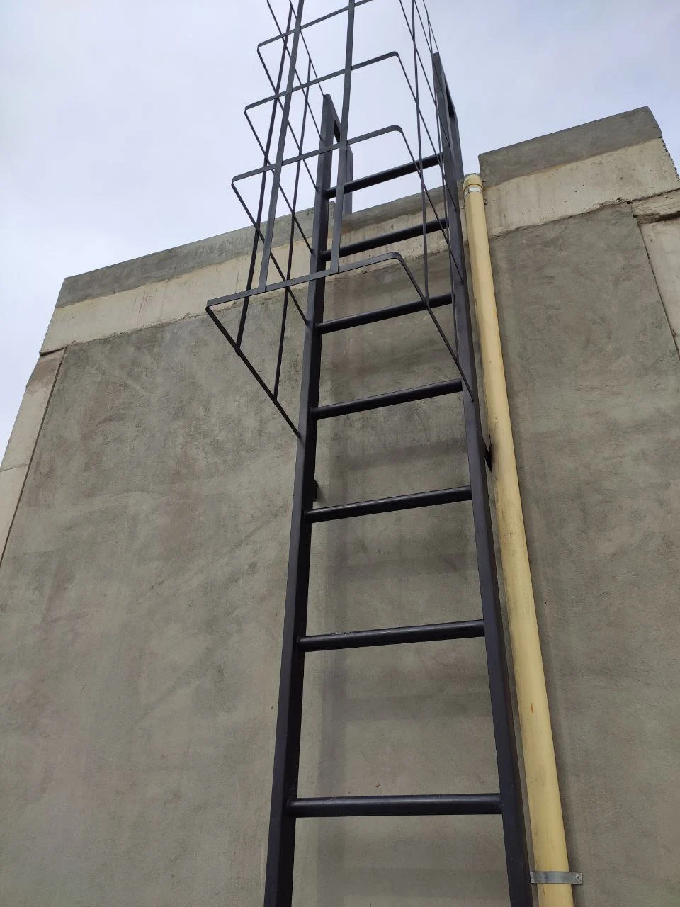 Escalera metálica instalada — Comando Construcciones