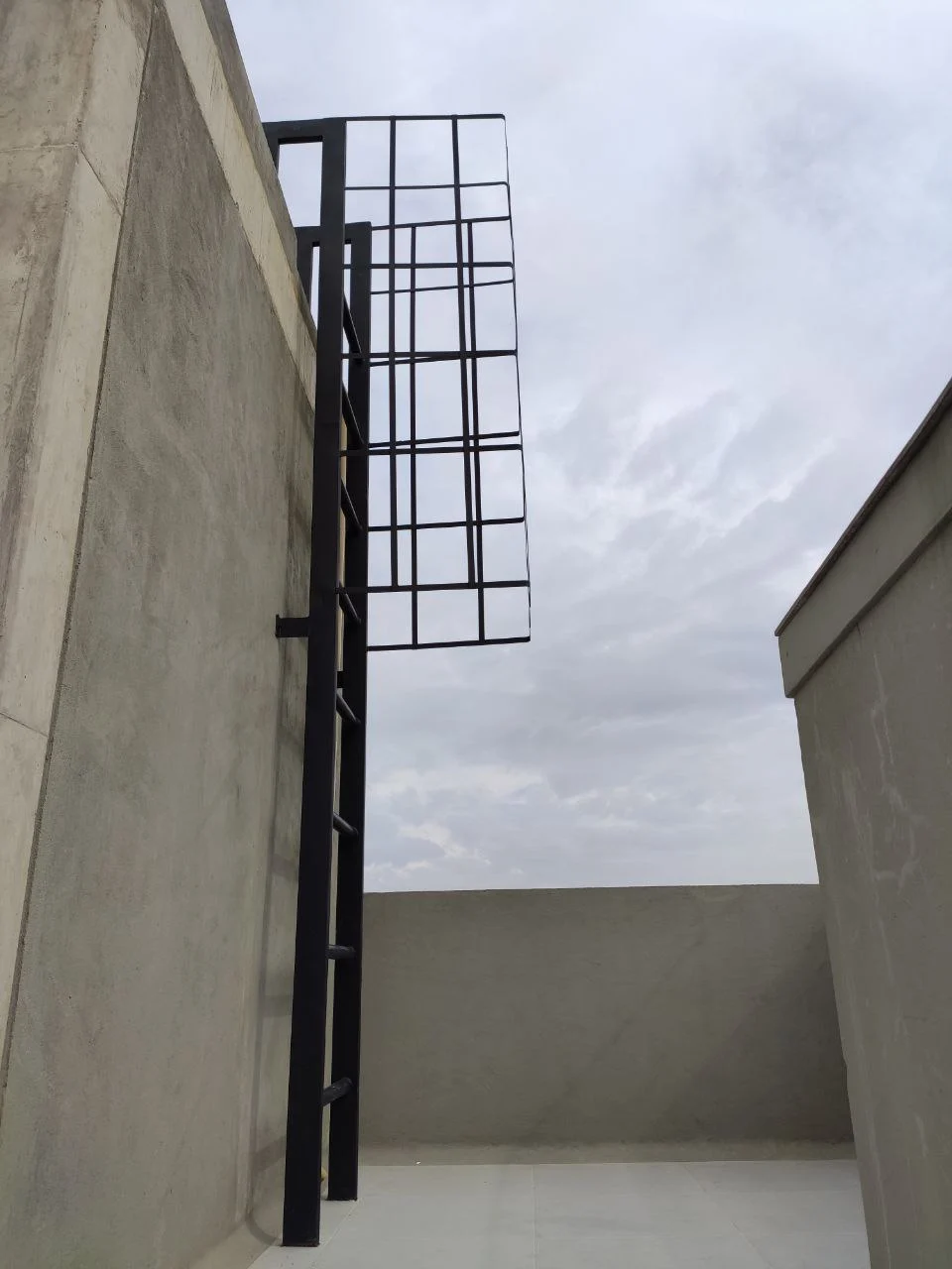 Escalera metálica a medida — Comando Construcciones Colombia