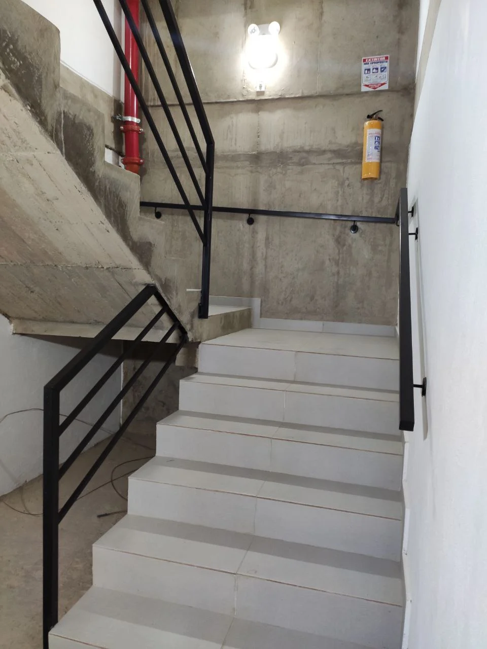 Baranda metálica negra en escalera interior de edificio