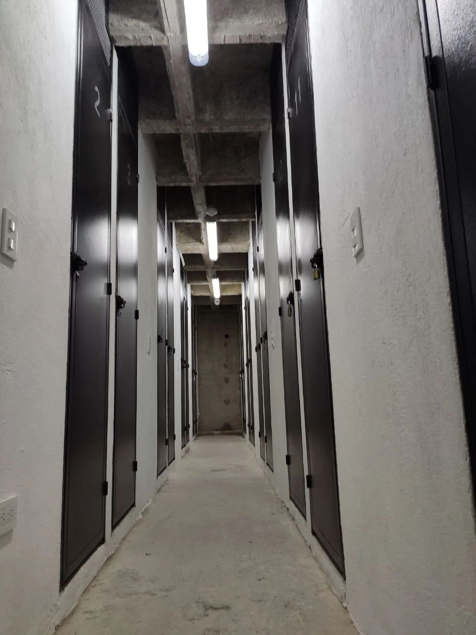 Modelo de puerta metálica sencilla para entrada principal - Bogotá