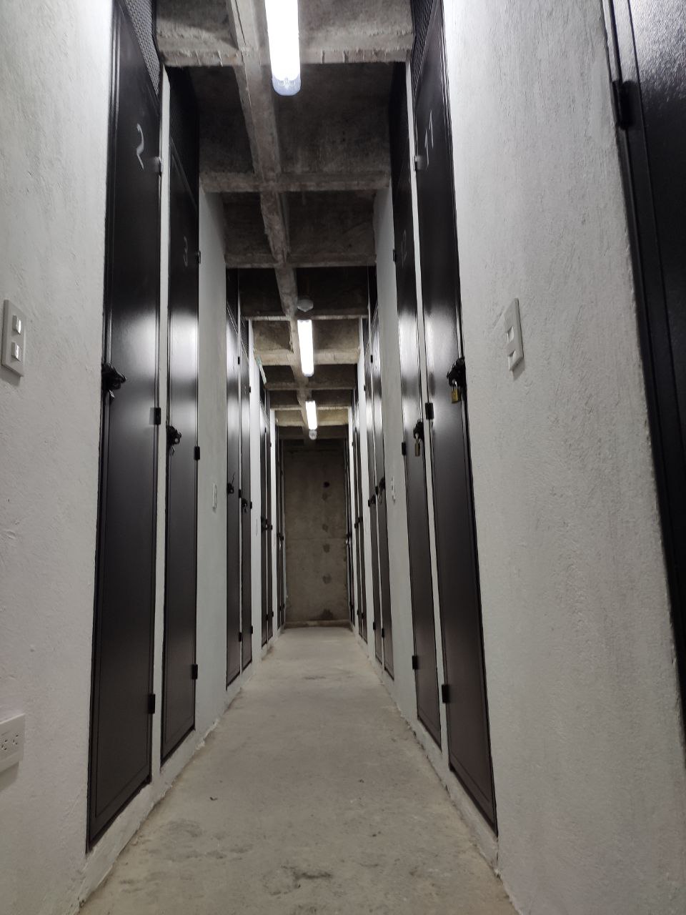 Puerta metálica moderna con vidrio templado - Bogotá