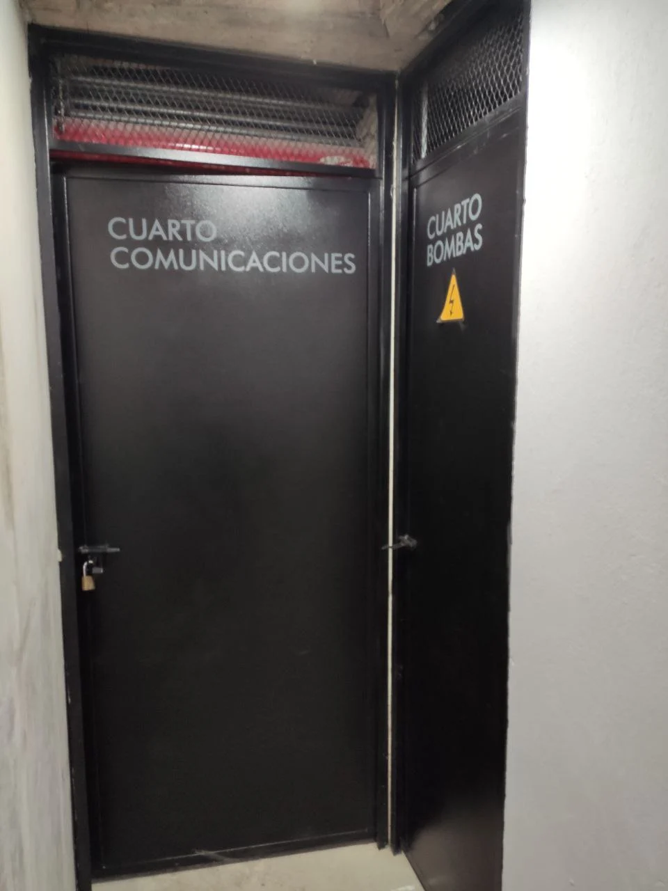 Modelo de puerta metálica exterior moderna