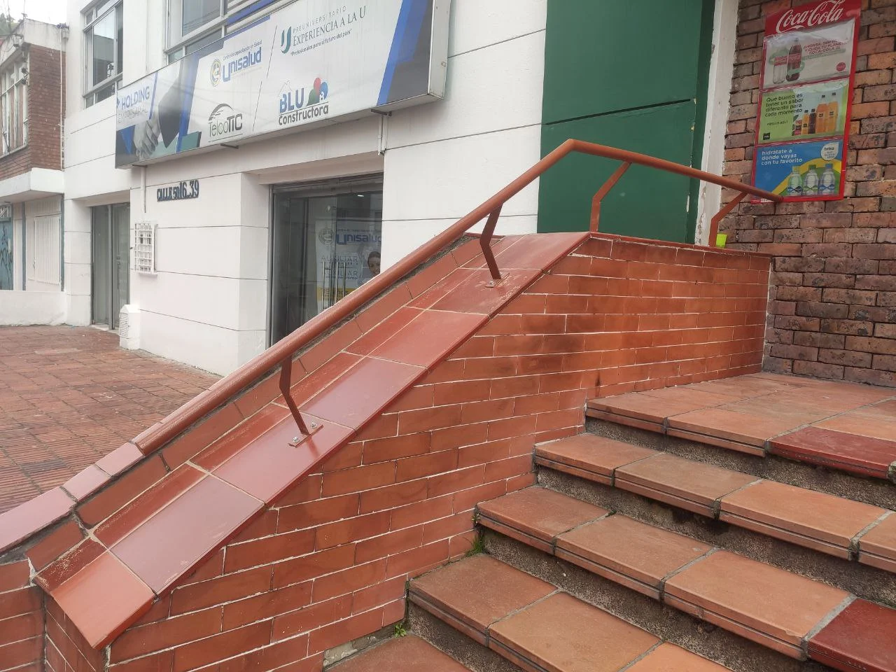 Pasamanos metálico en escalera exterior de ladrillo a la vista
