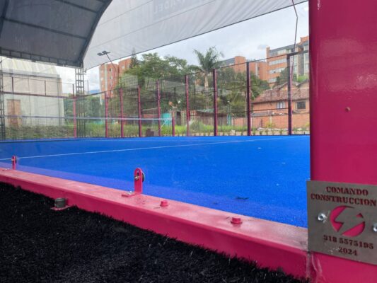 Canchas de pádel con superficie azul y estructura metálica en exterior, proyecto en Envigado 2024