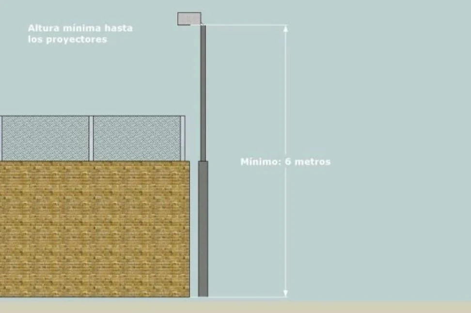 Estructura de baranda de metal en exterior con altura mínima de 6 metros hasta los proyectores