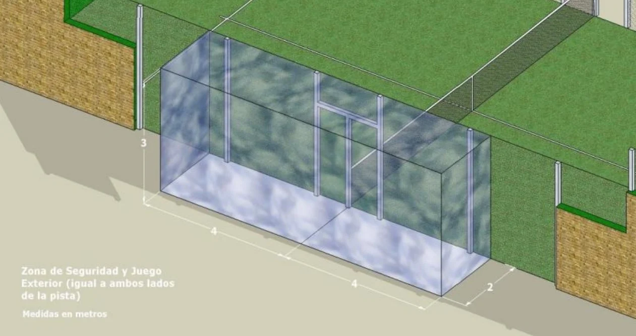 Estructura de seguridad de vidrio y metal en el exterior de una cancha de pádel, con barandas y portones