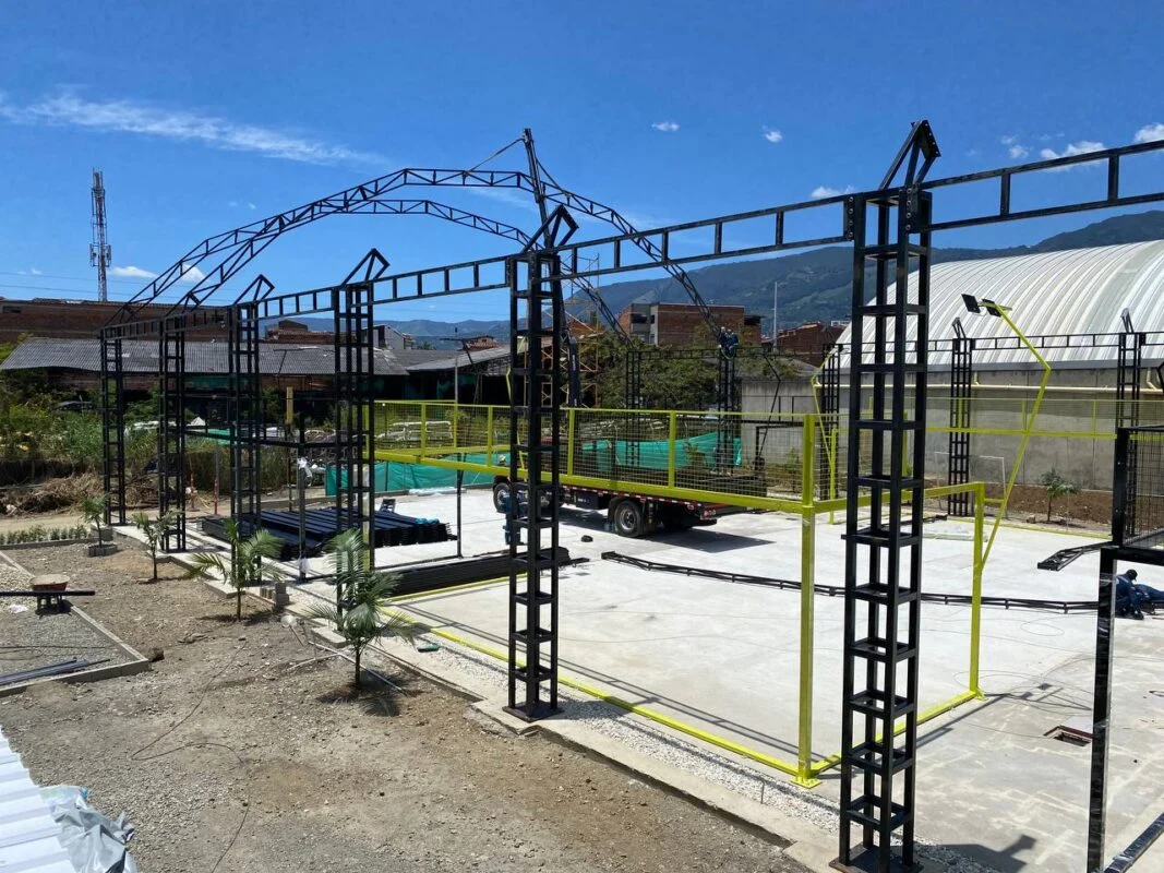 Estructura metálica en construcción para cancha de pádel al aire libre con barandas y soporte en acero