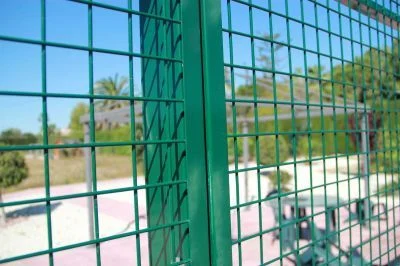 Malla electrosoldada verde de acero para cercar una cancha de pádel en exterior