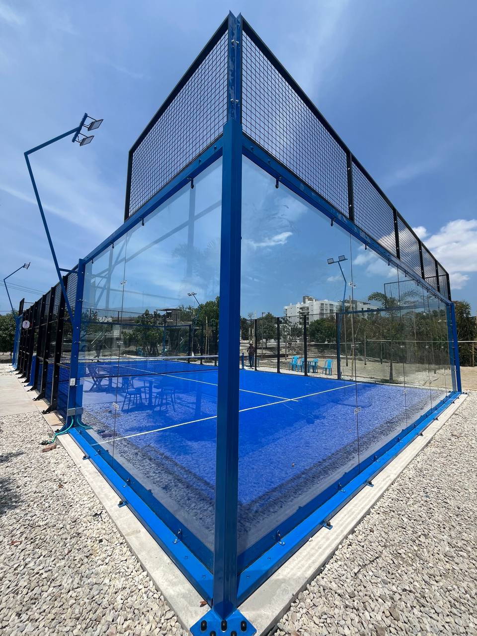 Canchas de pádel exteriores con estructura de metal y paneles de vidrio en Arena Padel Santa Marta