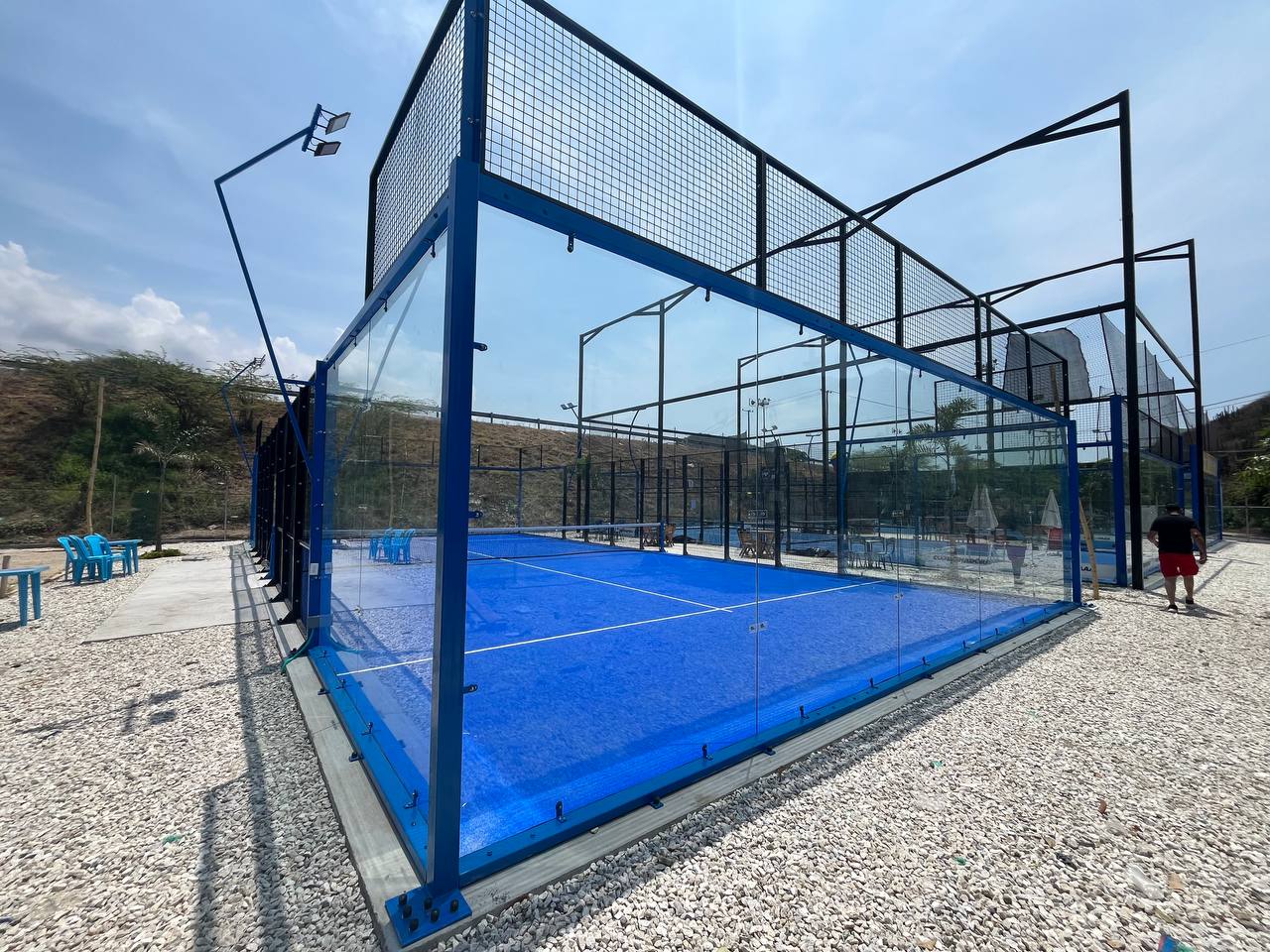 Canchas de pádel exteriores con estructura de metal y paneles de vidrio en Arena Padel Santa Marta