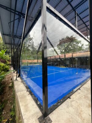 Canchas de pádel exteriores con estructura de metal y paneles de vidrio en Mocoa