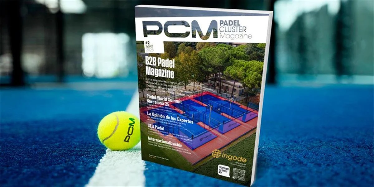 Revista sobre canchas de pádel, con diseño exterior y elementos de metal, ubicada en un entorno deportivo