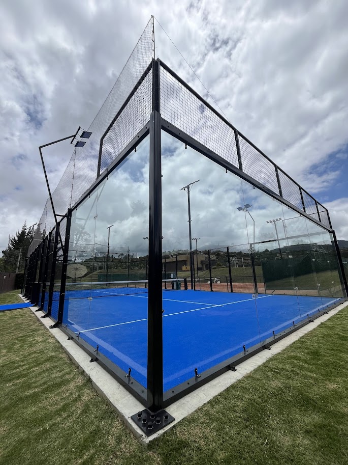 Cancha de pádel terminada entregada por Comando Construcciones Colombia