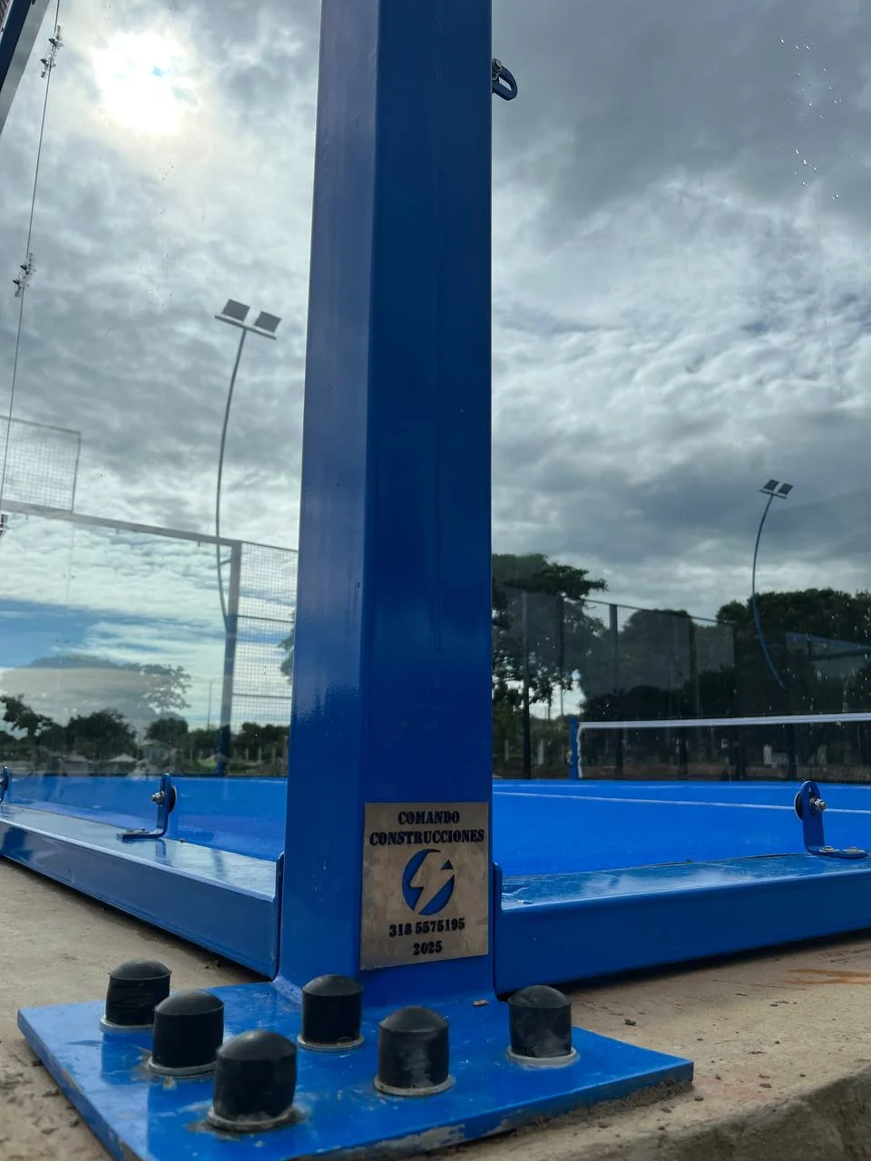 Estructura metálica cancha de pádel en fabricación Comando Construcciones