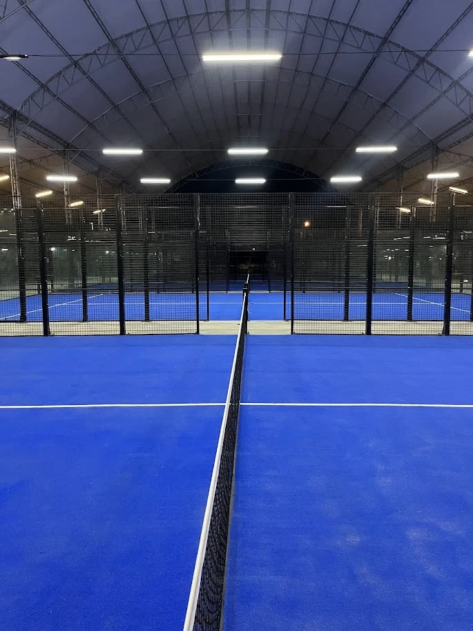 Canchas de pádel en Cali con estructura metálica y superficie azul