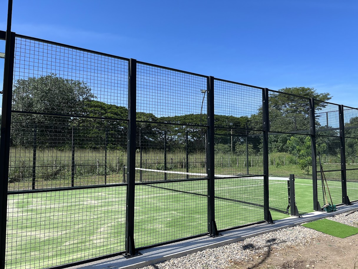 Cancha de pádel con medidas reglamentarias FIP construida en Colombia