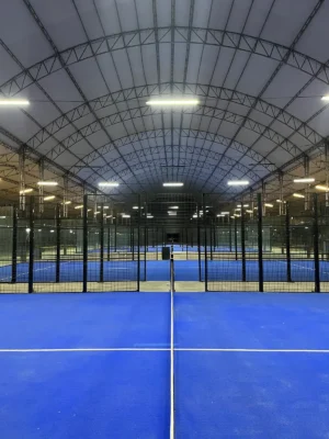 Vista en diagonal de la cancha de pádel de 360 Padel en Cali (1 de 3)