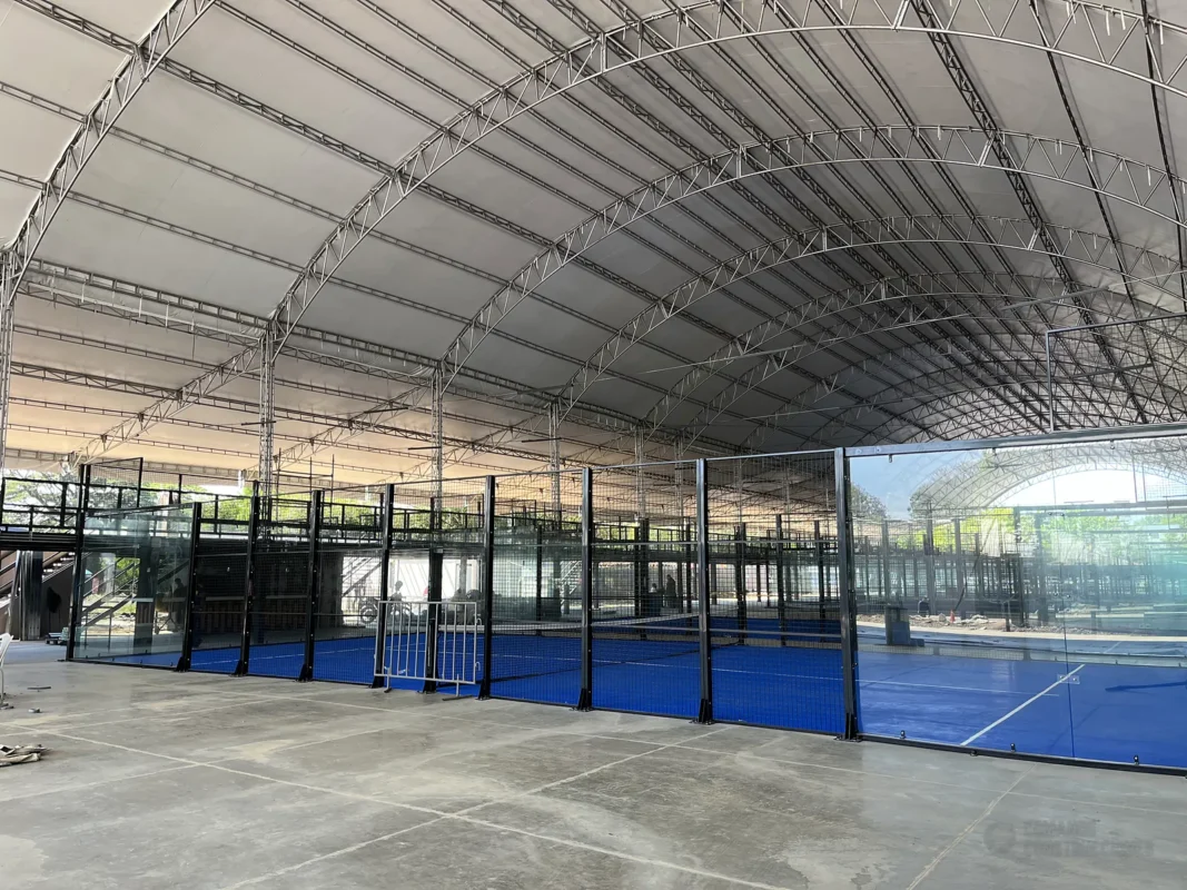 Muro de vidrio templado de la cancha de pádel de 360 Padel en Cali (1 de 3)