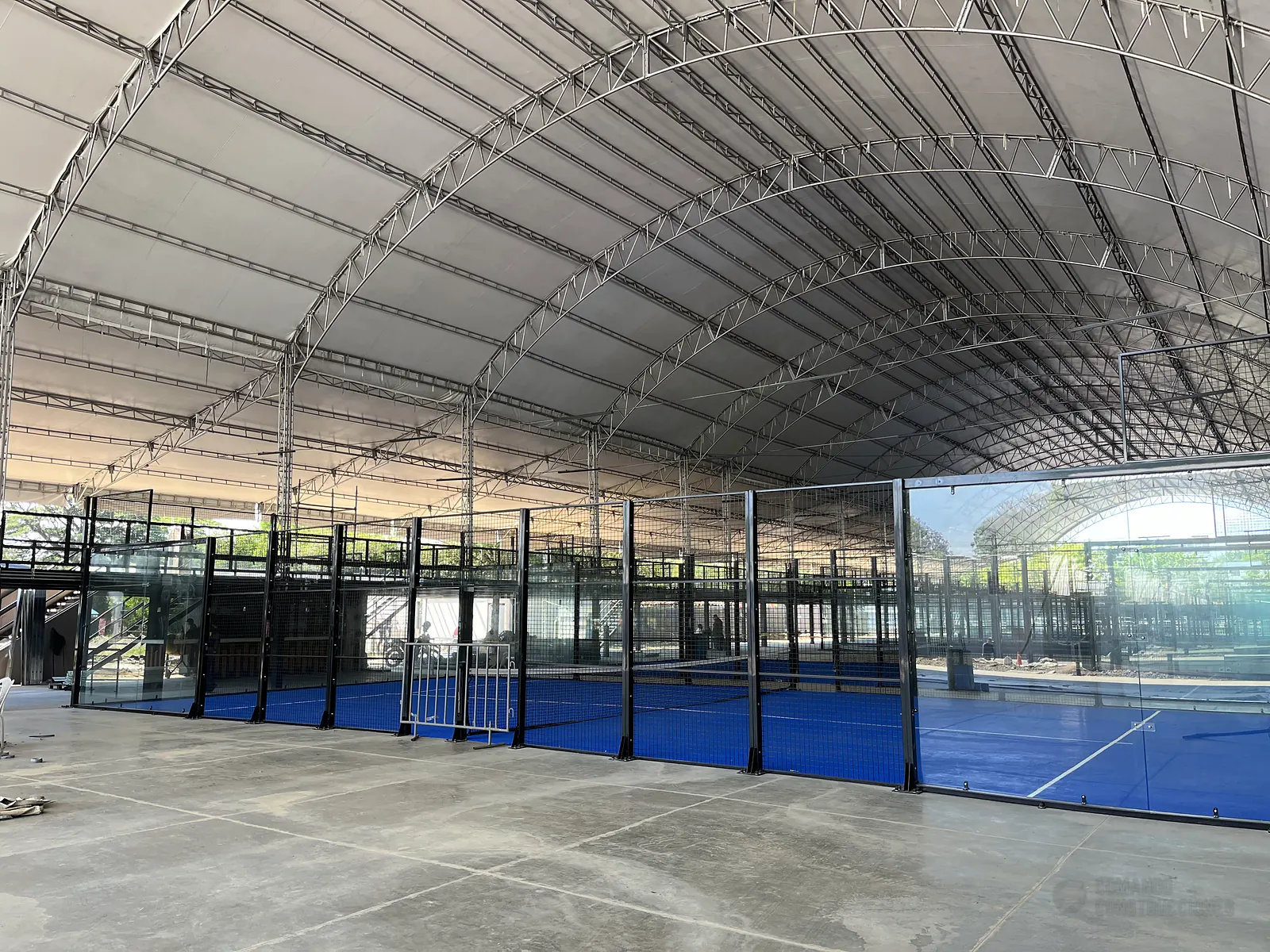 Muro de vidrio templado de la cancha de pádel de 360 Padel en Cali