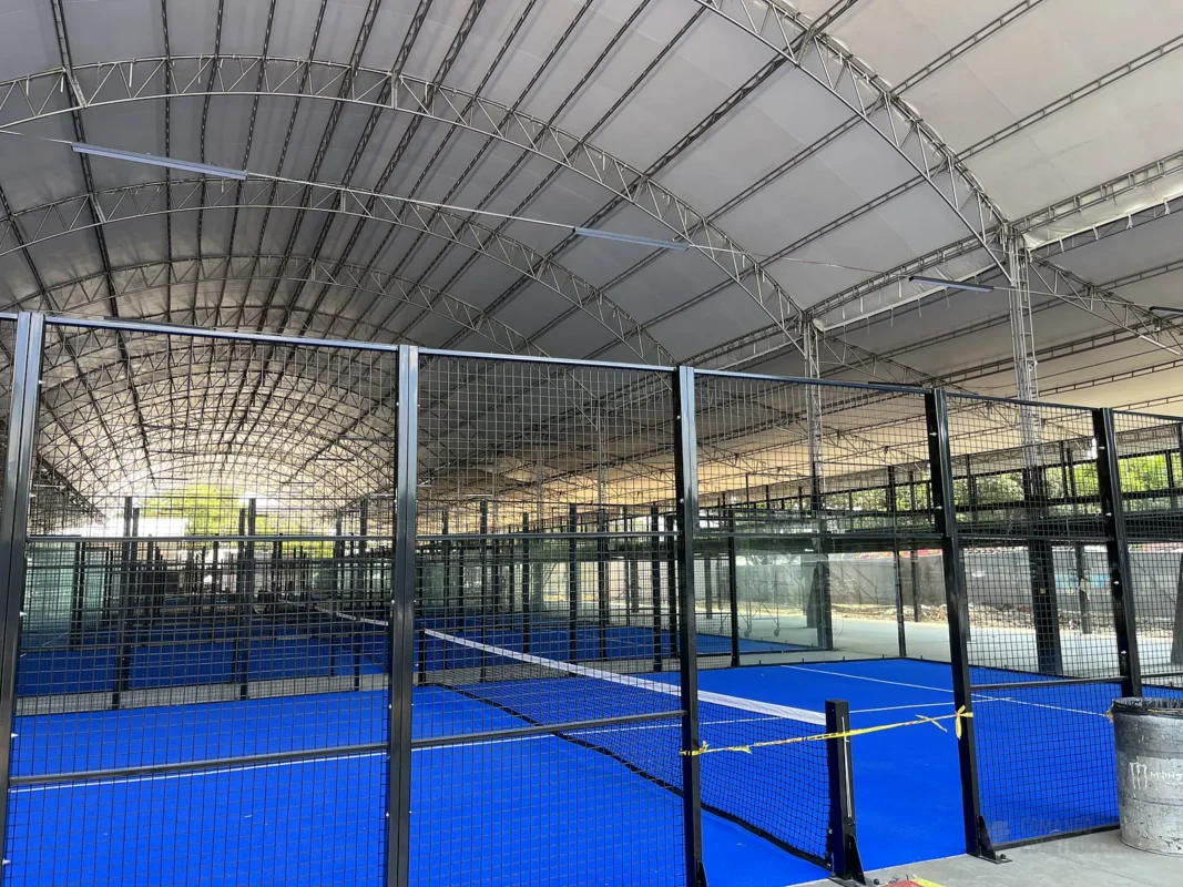 Estructura metálica y malla perimetral de la cancha de pádel de 360 Padel en Cali, en septiembre de 2025