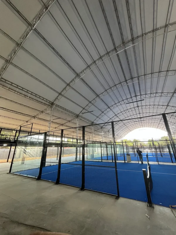 Césped sintético y líneas de juego de la cancha de pádel de 360 Padel en Cali, en septiembre de 2025