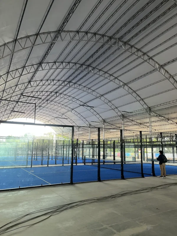 Red y postes centrales de la cancha de pádel de 360 Padel en Cali (1 de 3)