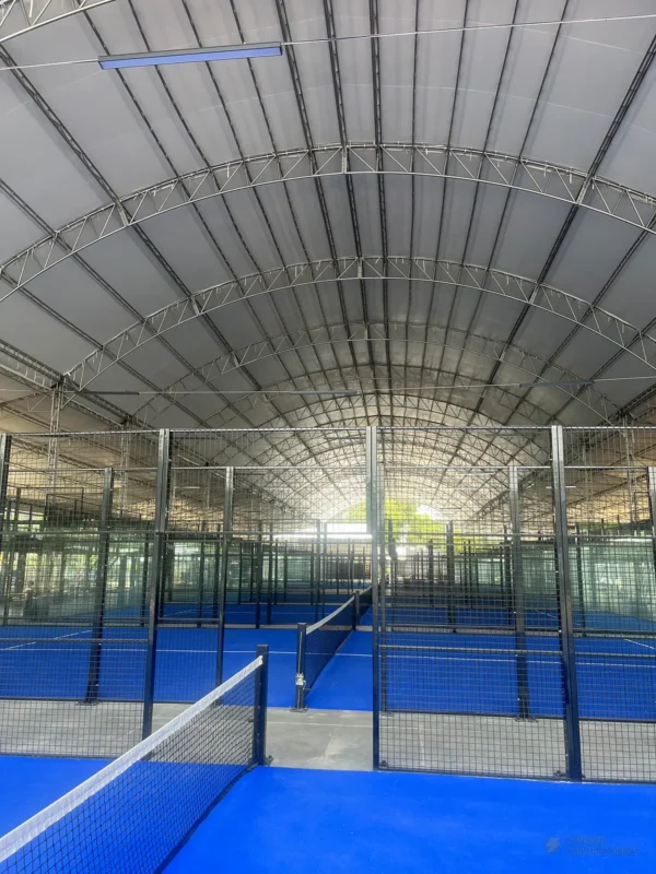 Vista en diagonal de la cancha de pádel de 360 Padel en Cali (2 de 3)
