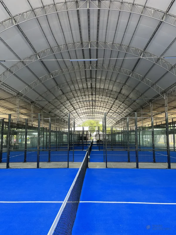 Perfilería y esquina estructural de la cancha de pádel de 360 Padel en Cali, en septiembre de 2025