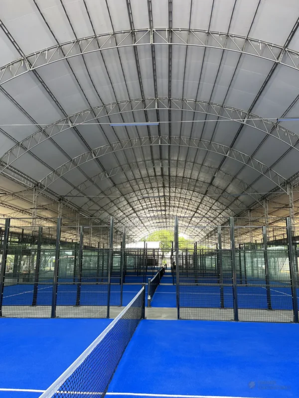 Fondo de vidrio templado de la cancha de pádel de 360 Padel en Cali (1 de 3)