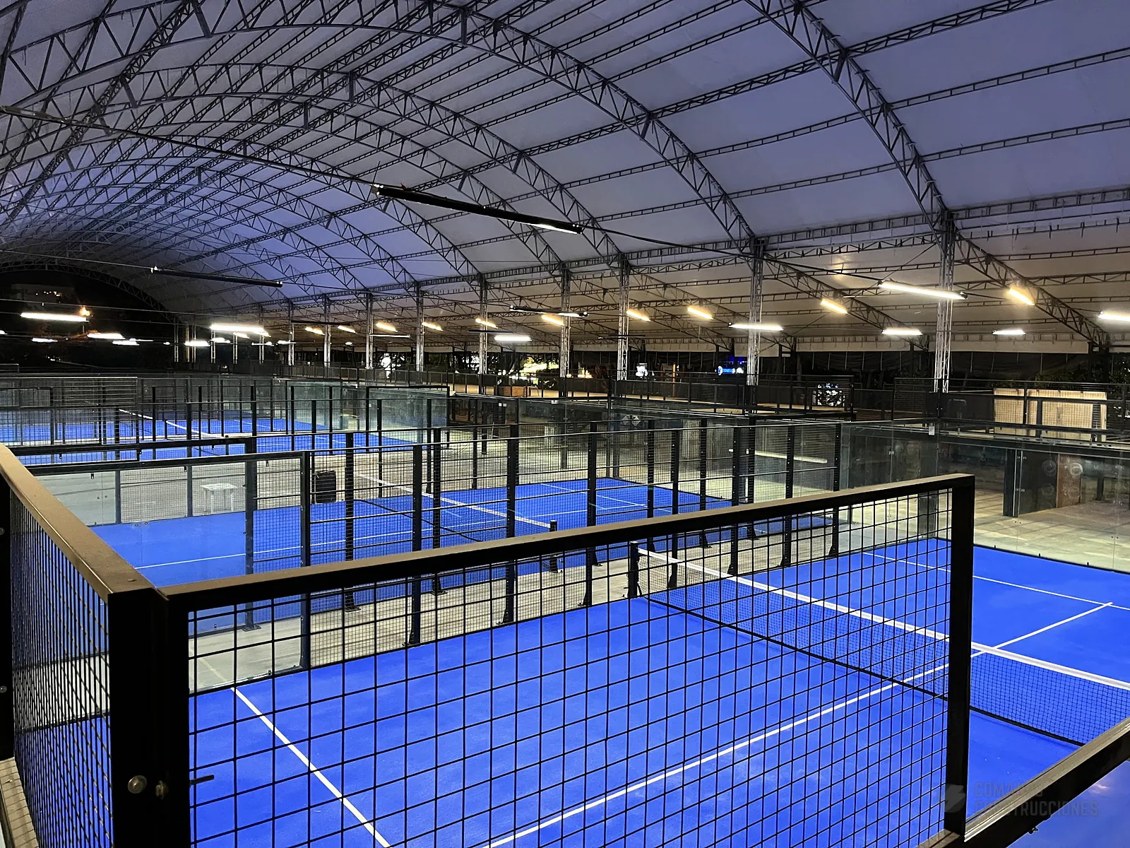 Cancha de pádel iluminada del complejo indoor de 360 Padel en Cali