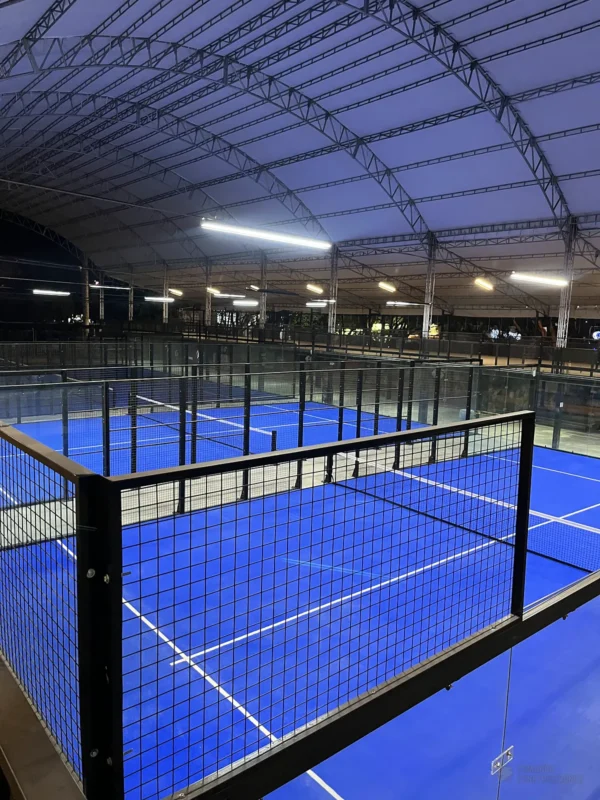 Canchas de pádel iluminadas del complejo indoor de 360 Padel en Cali (1 de 2)