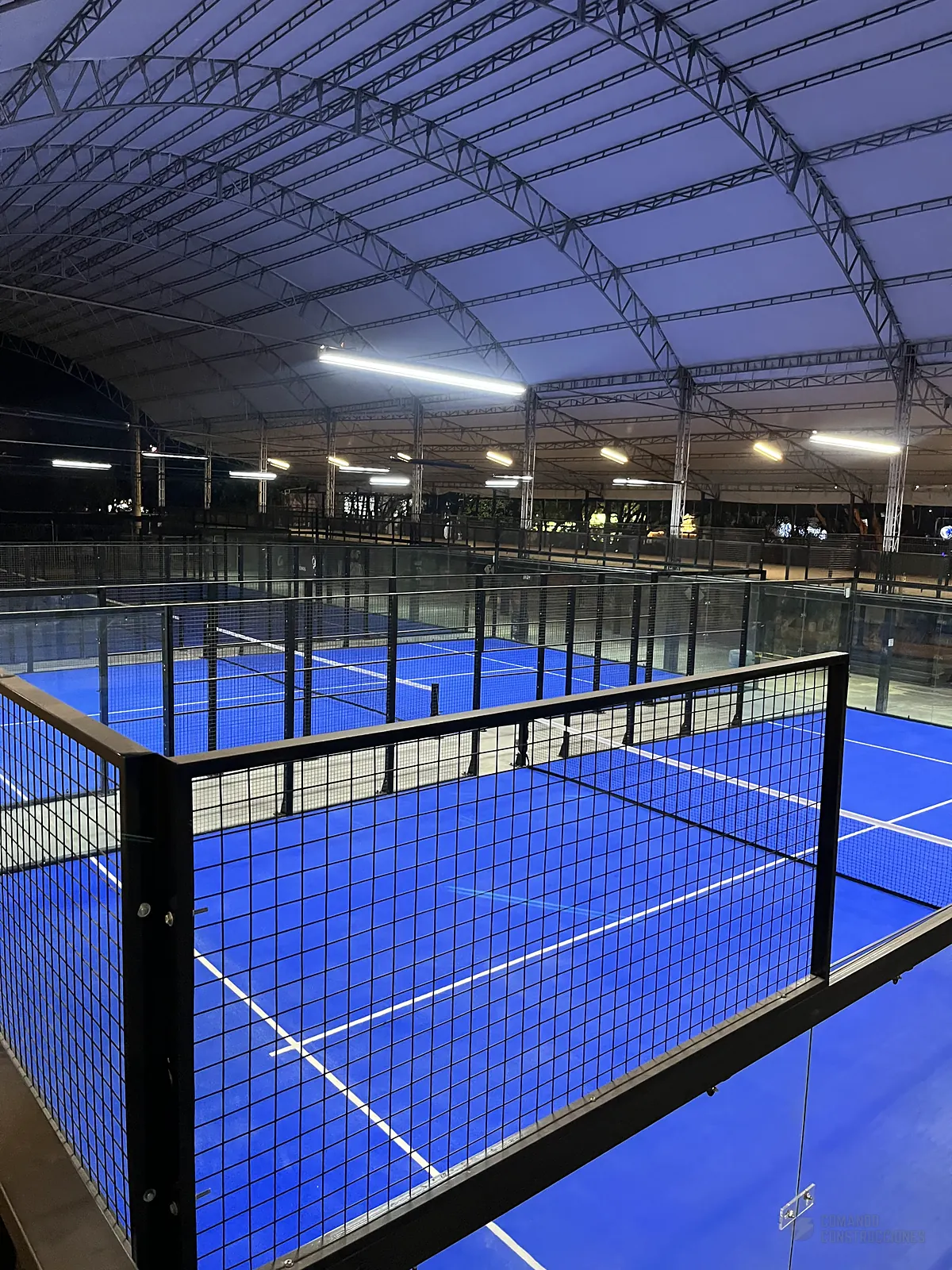 Canchas de pádel iluminadas del complejo indoor de 360 Padel en Cali