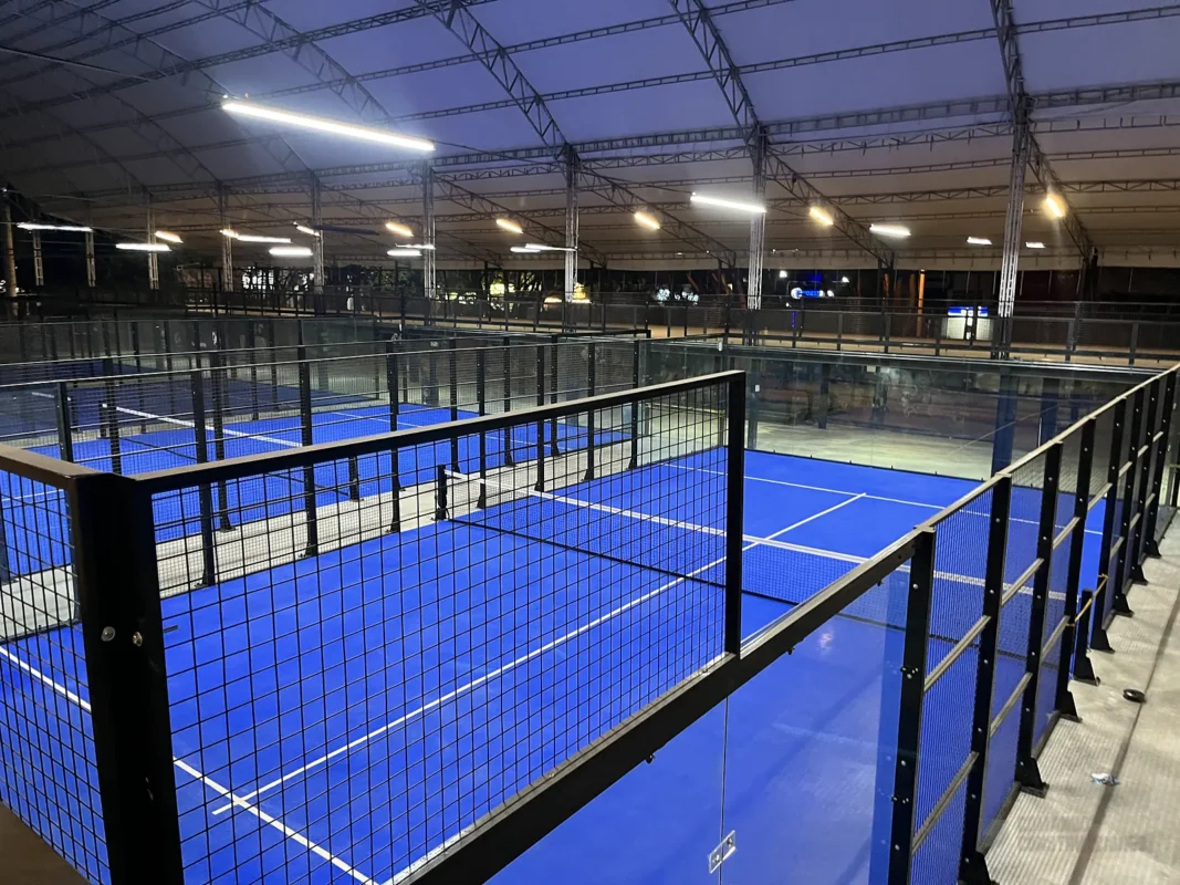 Canchas de pádel iluminadas del complejo indoor de 360 Padel en Cali (2 de 2)