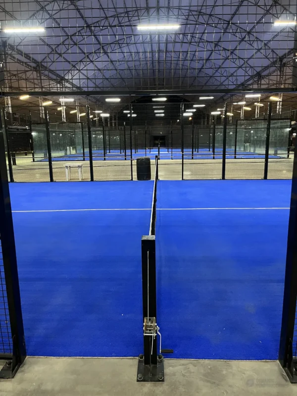 Red y postes centrales de la cancha de pádel de 360 Padel en Cali (2 de 3)
