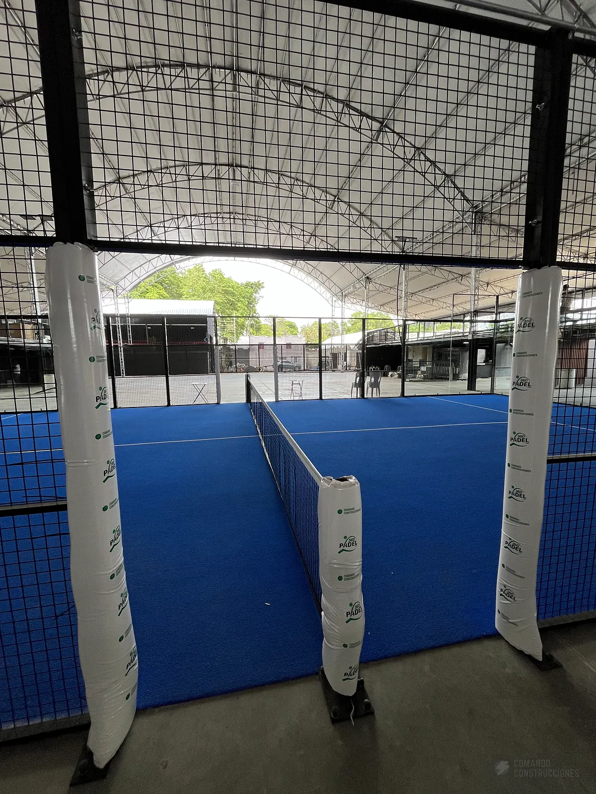 Postes de red protegidos de la cancha de pádel de 360 Padel en Cali
