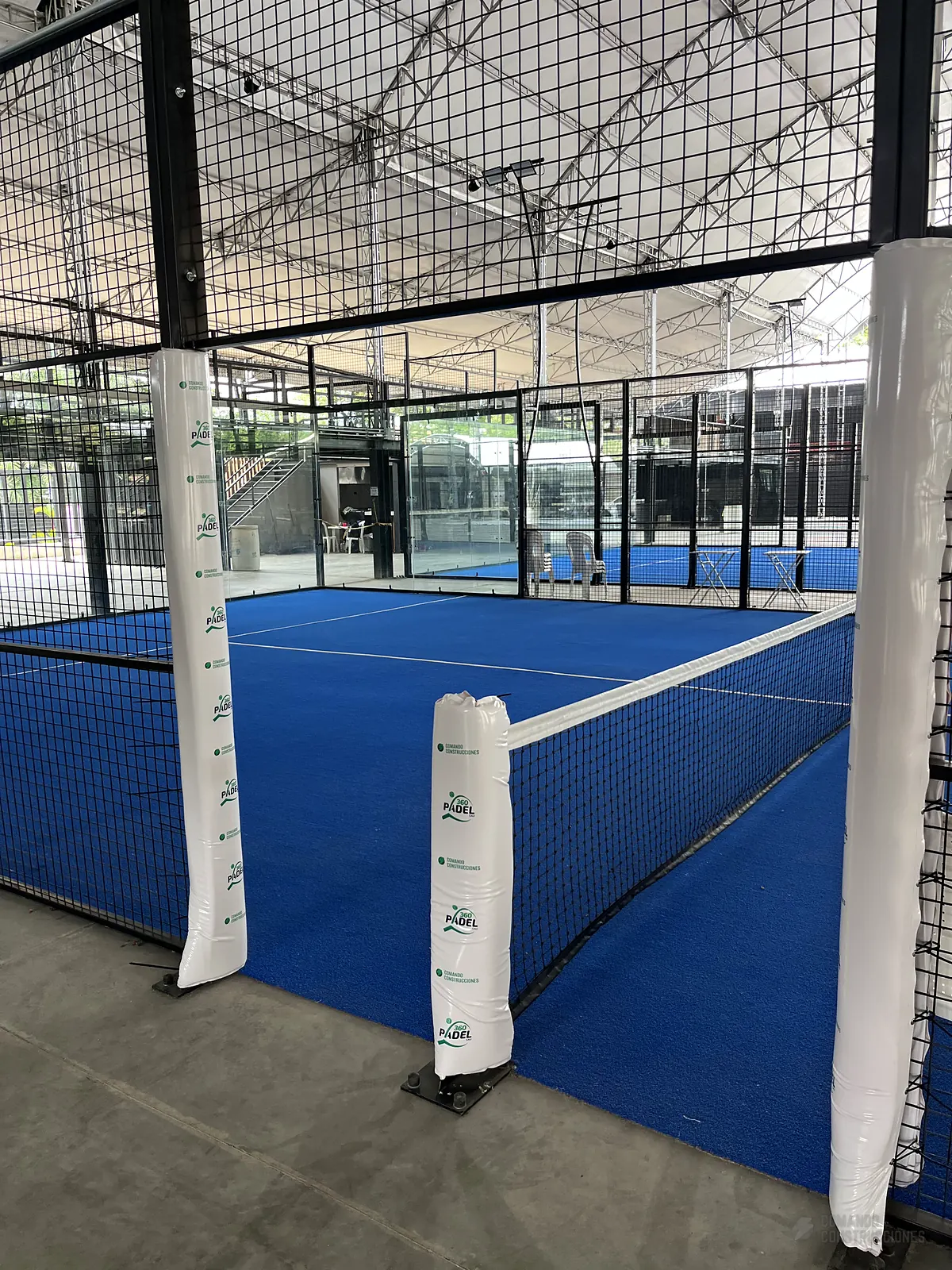 Fondo de vidrio templado de la cancha de pádel de 360 Padel en Cali