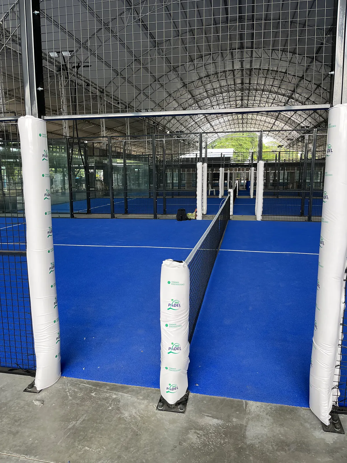 Postes de red protegidos de la cancha de pádel de 360 Padel en Cali