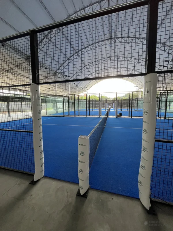 Césped sintético y líneas de juego de la cancha de pádel de 360 Padel en Cali, en noviembre de 2025