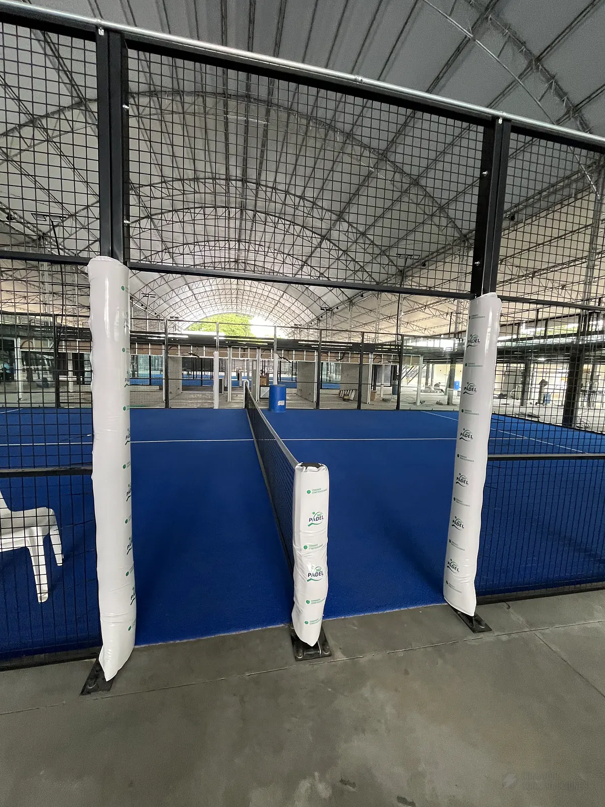 Red y postes centrales de la cancha de pádel de 360 Padel en Cali
