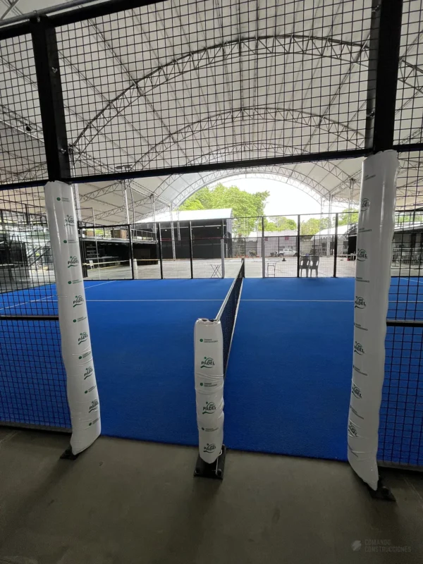 Perfilería y esquina estructural de la cancha de pádel de 360 Padel en Cali, en noviembre de 2025