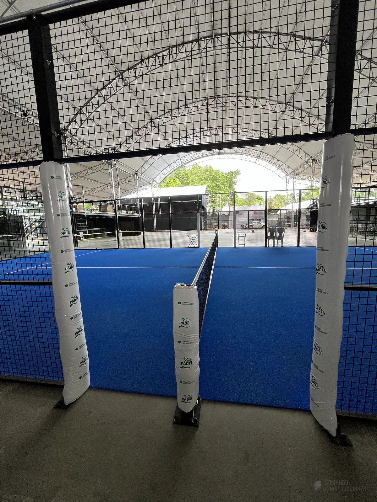 Perfilería y esquina estructural de la cancha de pádel de 360 Padel en Cali