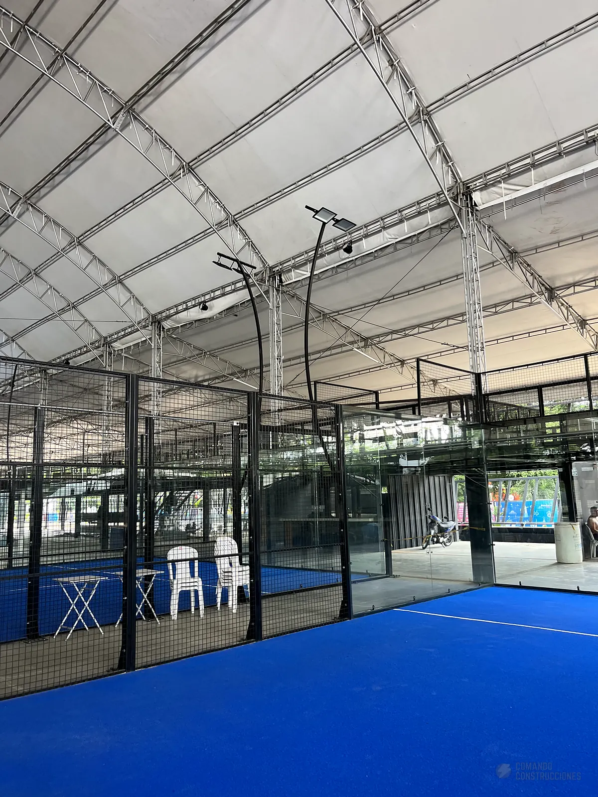 Muro de vidrio templado de la cancha de pádel de 360 Padel en Cali