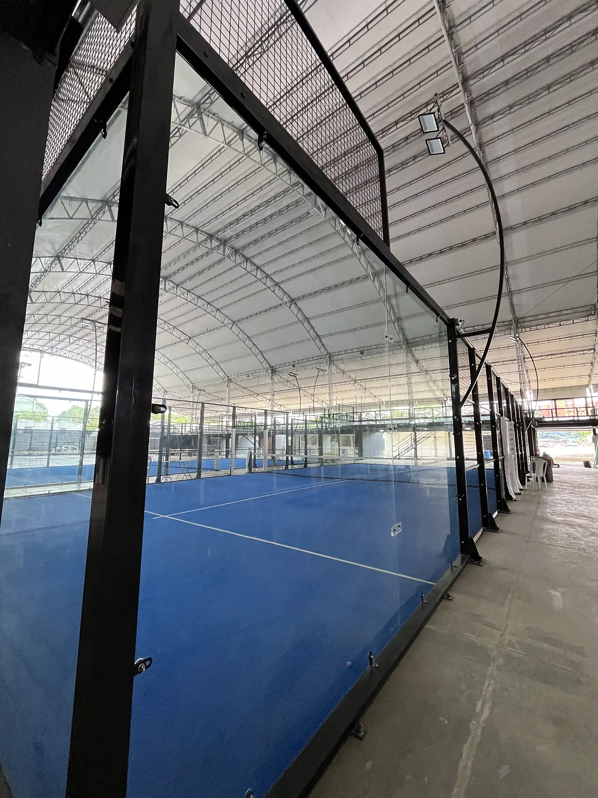 Estructura metálica y malla perimetral de la cancha de pádel de 360 Padel en Cali