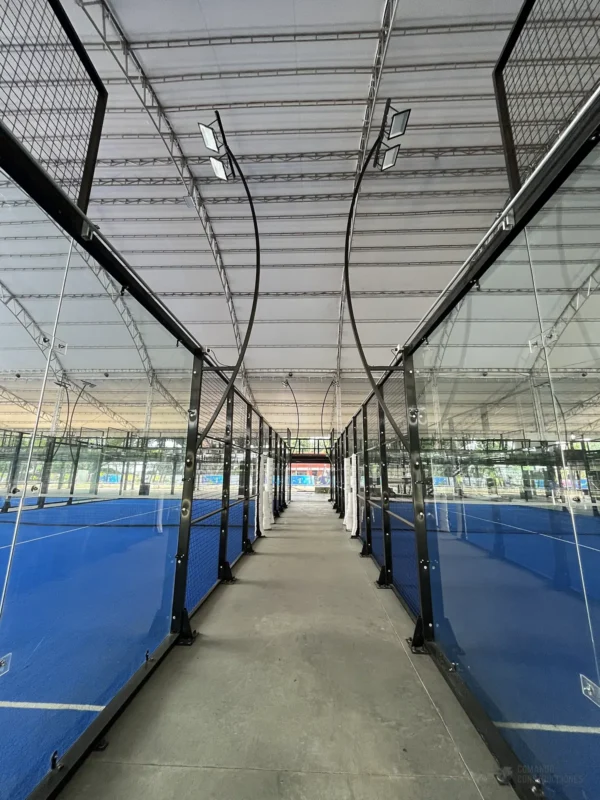 Pasillo central entre canchas de pádel de 360 Padel en Cali