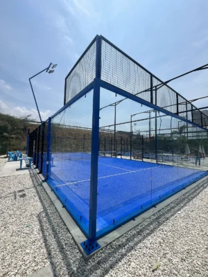 Red y postes centrales de la cancha de pádel de Arena Pádel Club en Santa Marta (1 de 2)
